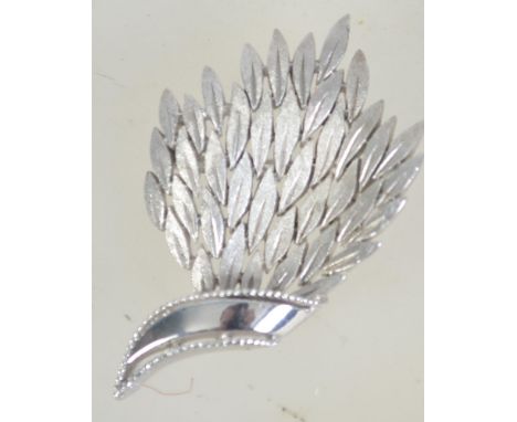A vintage Trifari silver tone brooch with roller clip clasp. Signed Trifari verso. Measures 6 cms.