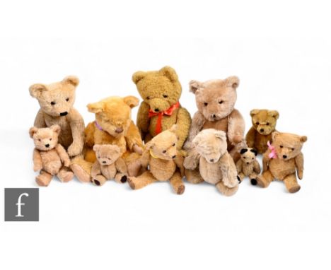 A collection of various mid to later 20th Century teddy bears, to include Merrythought and various jointed examples, sizes 20