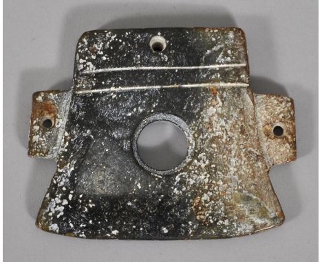 Amulett in Form einer Axtklinge, China, im Stil Longshan-PeriodeDunkelgrüne Jade, vier Lochbohrungen. 60 x 80 mm. Provenienz: