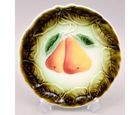 Obstteller, um 1910Steingut, Jugendstil-Reliefdekor Birnen am Zweig, polychrome Bemalung/ Glasur. Randunterseite  zwei minima