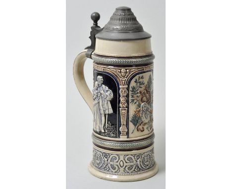 Bierkrug, Dtl., um 1890Feinsteinzeug, formgepresst, in Blau, braun, Grün und Schwarz bemalt. Reliefdekor: drei Bogenfelder/ A