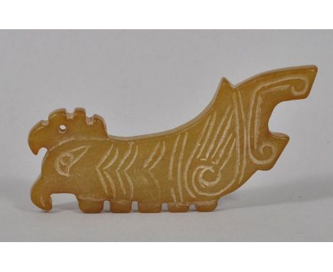 Schmuckplatte, China, im Stil der Shang-DynastieScheibe gelbgrüner Jade, in Vogelform. Gravierte Binnenstruktur. L. 8 cm Samm