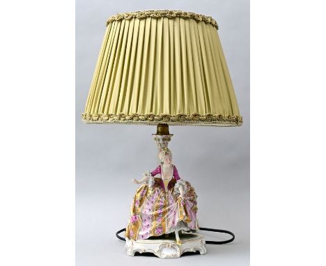 Tischlampe mit Porzellanfuß, Thüringen, 2. H. 19. Jh.Auf Ovalsockel Rokoko-Dame mit Reifrock, Porzellan, polychrom staffiert 
