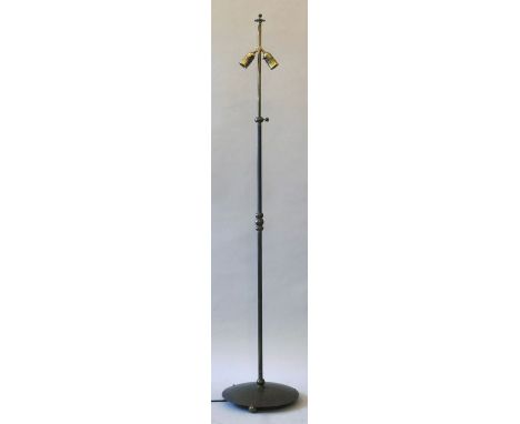 Stehlampe, um 1930Runder Messingfuß mit Hammerschlagdekor auf drei Kugelfüßen, Messingstab, höhenverstellbar, mit dreifachem 