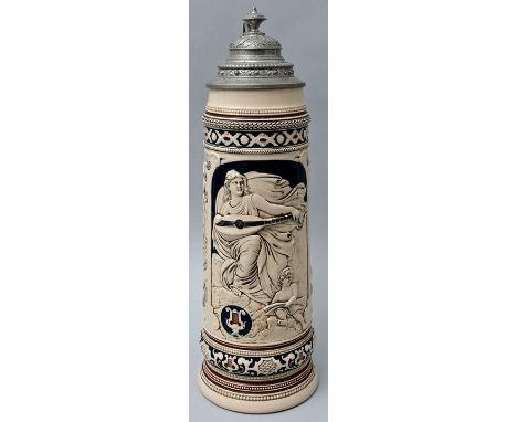 Großer Humpen, Deutschland, wohl Mettlach, um 1900Elfenbeinsteinzeug, formgepresst, blau, grün und braun bemalt. Reliefdekor 