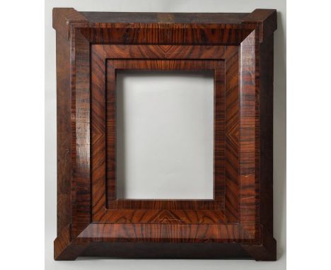 Großer Art-Déco-Spiegelrahmen.Palisander (?) und Wurzelholz auf Weichholz furniert. Um 1920. Breites, prismatisch angelegtes 