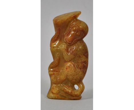 Jadeschnitzerei/ toggle, China, 19./ 20. Jh.Orange-grüne Jade, vollplastisch geschnitzt in Form eines Klammeraffen an Bambuss