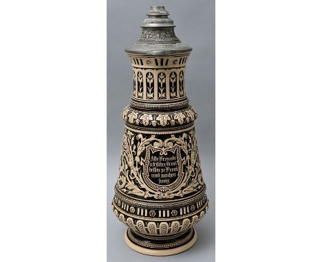 Großer Humpen, Deutschland, um 1900Elfenbeinsteinzeug, formgepresst, historisierendes ornamentales Reliefdekor: Arabesken, au
