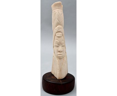 Säule mit Porträtschnitzerei, AfrikaBein, Holz Holzsockel, D. 7 cm, H. 18,5 cm Column with portrait carving, Africa bone, woo