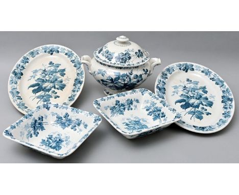 Fünf Teile zu einem Speiseservice, Dresden, Villeroy &amp; Boch, um 1920Steingut, Kupferdruckdekkor Brombeere. Glatte Form. G