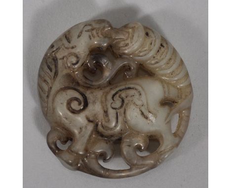 Jade-toggle, China, sp. Qing-ZeitWeiße Pseudo-Jade, geschnitzt in Gestalt eines Pferdes/ Fabeltieres und Münzen an einer Schn