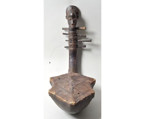 Bogenharfe kundi, Elfenbeinküste (?)Holz, Leder, Drahtseiten, Metallbeschläge (Kupferdraht). Vier-Seiten-Instrument, Kopf fig