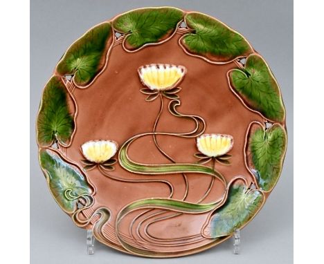 Wandteller, Schramberg, Villeroy &amp; Boch, um 1905/10Steingut, florales Jugendstil-Relief Seerosen, Seerosenblatt-Rand durc