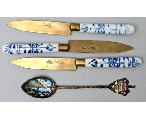 Drei Obstmesser und Souvenirlöffel, 2. H. 19. Jh.Obstmesser Porzellanhefte mit Zwiebelmusterdekor, Klingen Uchatiusbronze. L.