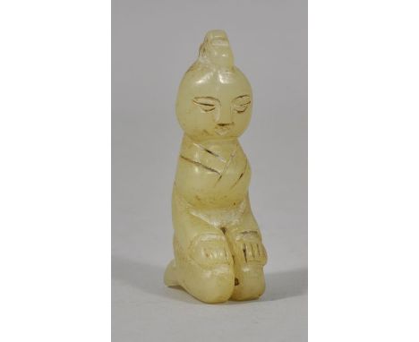 Jadefigur im Hongshan-Stil, ChinaBlassgrüne Jade, geschnitzt in Form einer knieenden Frau. Im kammartigen Kopfaufsatz Lochboh