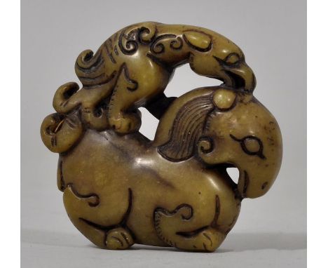 Jade-toggle, China, Qing-DynastieOlivgrüne Pseudo-Jade, geschnitzt in Tiergestalt: Phönix und Pferd (?). D. 50 mm Provenienz: