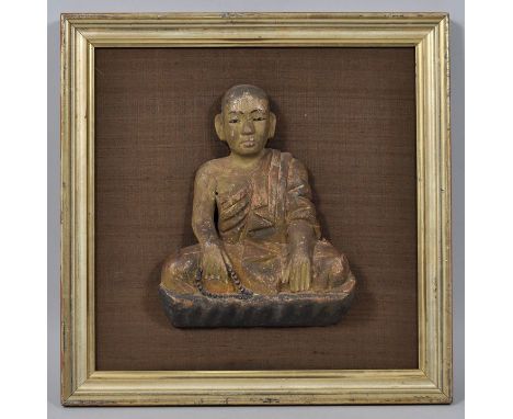 Wanddekoration mit Schnitzfigur, Südostasien, 20. Jh.Mönch in Meditationssitz. Holzrelief, geschnitzt, Farbfassung. Abbruchst