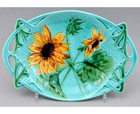 Platte, Villeroy und Boch (Schramberg), um 1900Steingut. Platte mit Majolica-Sonnenblumen in strahlenden Farben, Rand zu Grif