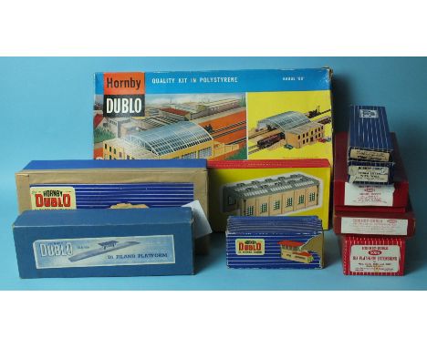Hornby Dublo, boxed railway buildings: D1 Through Station with two extensions, DA456 Island Platform, Signal Cabin, 5083 Term
