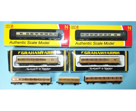 Dapol N gauge, two boxed GWR coaches, "Shirt-button livery", two Graham Farish coaches, boxed and three unboxed coaches, (7) 