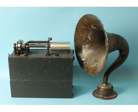 An unnamed fultograph in wooden case, with a swan-neck loud speaker horn of cast metal, with grained finish.