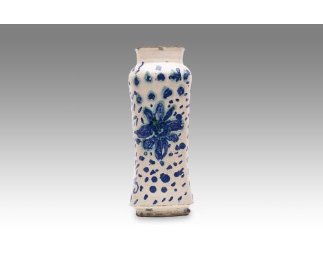 18th century | height: 29 cm | region: Manises | country: Spain | condition: good | provenance: private pharmacy museum | Alb