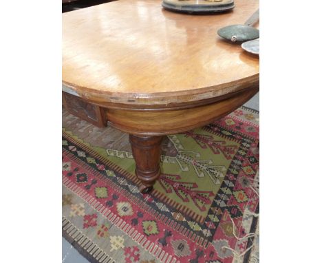 A LARGE VICTORIAN OAK WIND OUT EXTENDING DINING TABLE ON TURNED LEGS AND CERAMIC CASTORS.  137 WIDE x 210cms WITH ONE LEAF PR