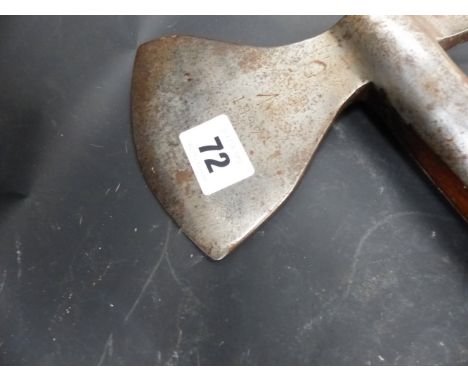 A VICTORIAN MILITARY ISSUE AXE, THE HAFT WITH BRASS PLAQUE BEARING RACK No.2, THE HEAD WITH ORDNANCE MARKS AND DATED 1897