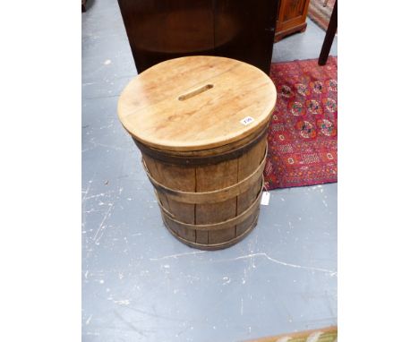 A VINTAGE FLOUR BARREL WITH PINE LID.