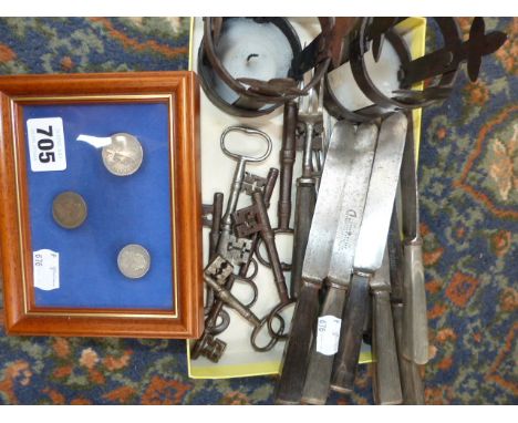 A COLLECTION OF OBJETS TROUVE TO INCLUDE VINTAGE COINS, ANTIQUE IRON KEYS, SIX HORN HANDLED KNIVES AND FOKS,ETC.