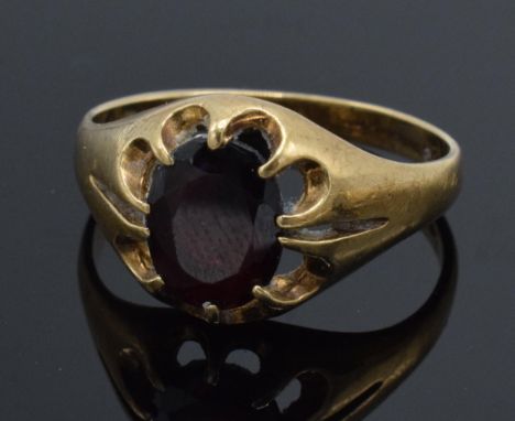 9ct gold garnet ring, 3.5 grams, size R.  