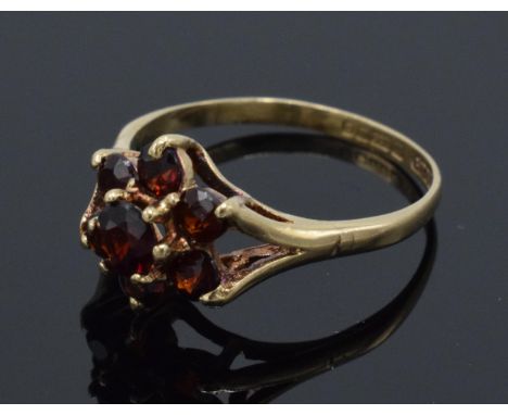 9ct gold ladies garnet ring, 1.9 grams, size O.  