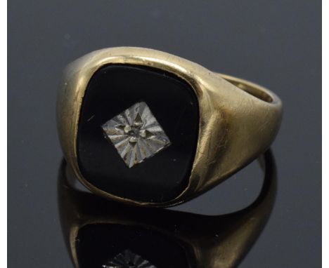 9ct gold gentleman's ring set with onyx and a diamond chip, 4.0 grams, size Q.  