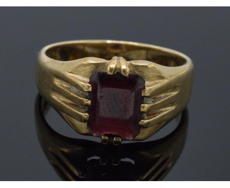 9ct gold gentleman's ring set with faceted stone, 6.0 grams, size U.  