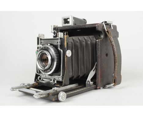 A Graflex Miniature Speed Graphic Camera, 2¼in x 3¼in format, circa 194-1948, body G, slight lifting to leatherettte on back,