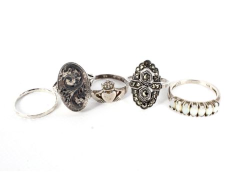 Five white metal rings. Including a memorial ring, a sweetheart ring and three others, 14.6 grams gross