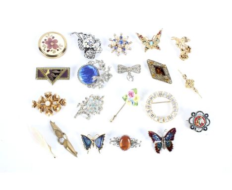 Twenty ladies vintage costume brooches. Including ceramic and enamel examples, a micro mosaic brooch, etc