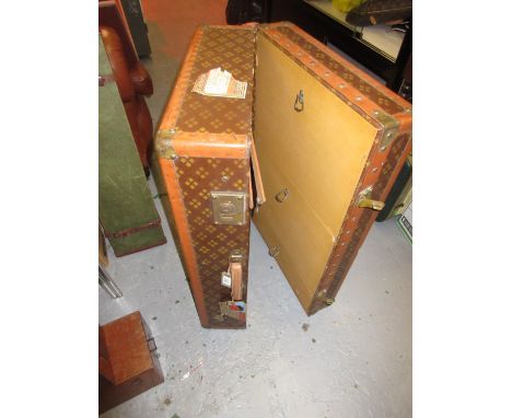 Mid 20th Century wardrobe trunk by Aux Etats Unis, 229 Rue St. Honore, Paris, the hinged cover enclosing a fitted interior wi