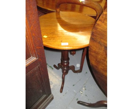 Circular mahogany pedestal table with a turned column support and tripod base