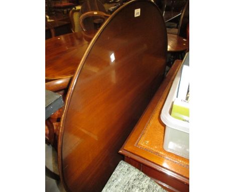 Early 20th Century circular mahogany pedestal table in George II style with a dish top above turned column tripod support