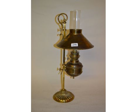 Good quality Edwardian brass student type oil lamp with adjustable shade and well