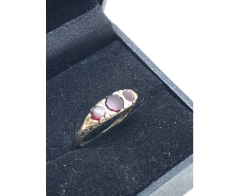 9ct gold vintage garnet three stone gypsy setting ring (2.3g)