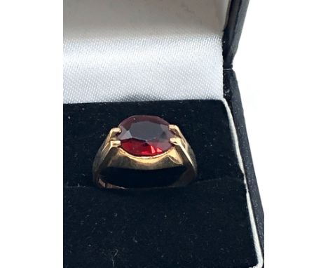 9ct gold garnet statement ring (3.7g)