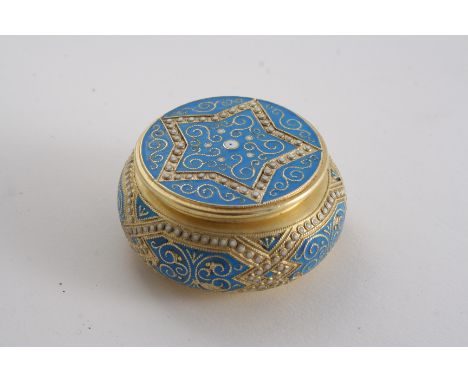 AN EARLY 20TH CENTURY NORWEGIAN SILVERGILT & ENAMEL PILL BOX of squat circular form, decorated in light blue with white pelle
