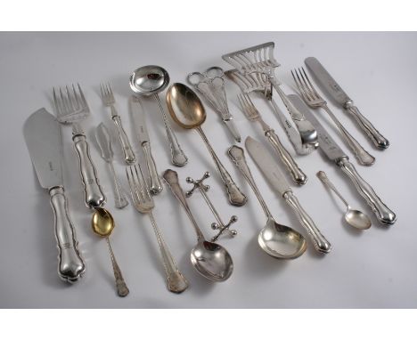 A MODERN CANTEEN OF CHIPPENDALE PATTERN FLATWARE & CUTLERY IN A FITTED FOUR DRAWER CABINET WITH LIFT-UP COVER: Sixteen table 