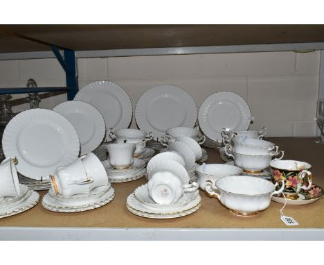 A GROUP OF MOSTLY ROYAL ALBERT VAL D'OR TEA AND DINNER WARES comprising a large quantity of Royal Albert Val D'Or dinner and 