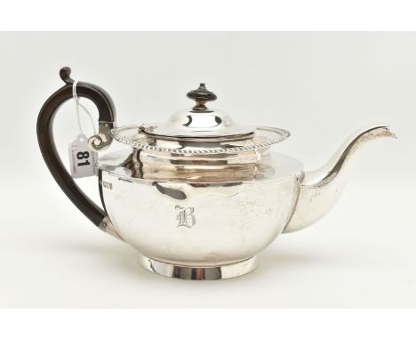 A LATE VICTORIAN SILVER TEAPOT, polished teapot with gadrooned rim, hinged cover, fitted with an ebonised handle and finial, 
