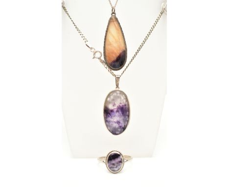 THREE PIECES OF BLUE JOHN FLUORITE JEWELLERY, to include a white metal oval pendant, set with a blue john inlay, collet set w