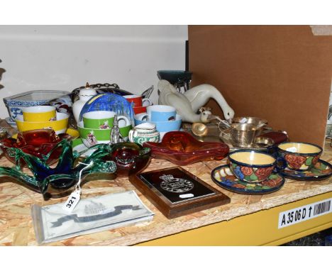 A LARGE GROUP OF MIXED ORNAMENTAL CERAMICS AND GLASSWARE to include a group of five decorative art glass bowls in various col