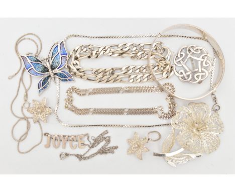 A SMALL BAG OF JEWELLERY, to include a silver hinged bangle with foliate pattern, hallmarked Birmingham, a silver filigree fl